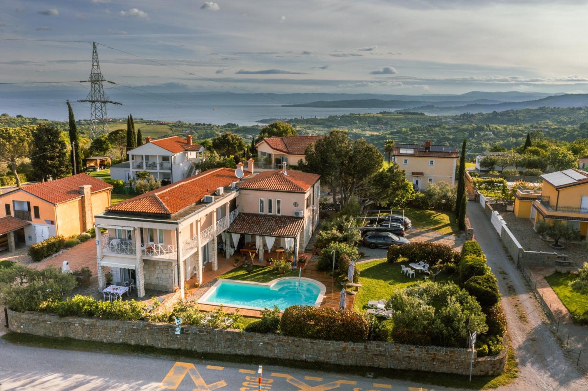 La Belavista Apartment Izola Exterior photo